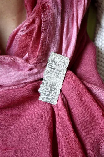 Cuenta larga, broche del calendario maya en plata