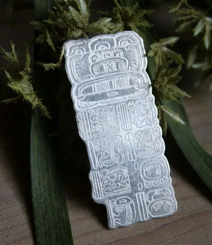 Cuenta larga, broche del calendario maya en plata