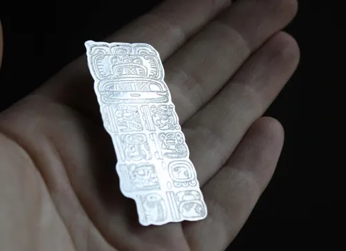 Cuenta larga, broche del calendario maya en plata