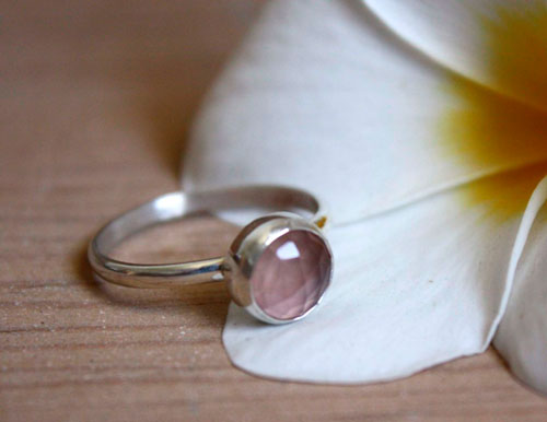 Cuisse de nymphe, anillo floral suave en plata y cuarzo rosa