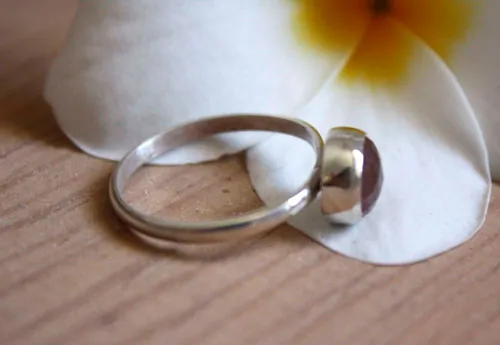 Cuisse de nymphe, anillo floral suave en plata y cuarzo rosa