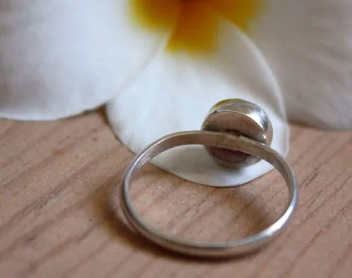 Cuisse de nymphe, anillo floral suave en plata y cuarzo rosa