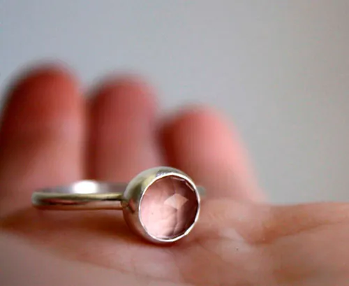 Cuisse de nymphe, anillo floral suave en plata y cuarzo rosa