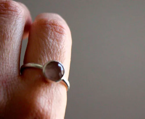 Cuisse de nymphe, anillo floral suave en plata y cuarzo rosa