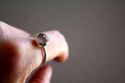 Cuisse de nymphe, anillo floral suave en plata y cuarzo rosa