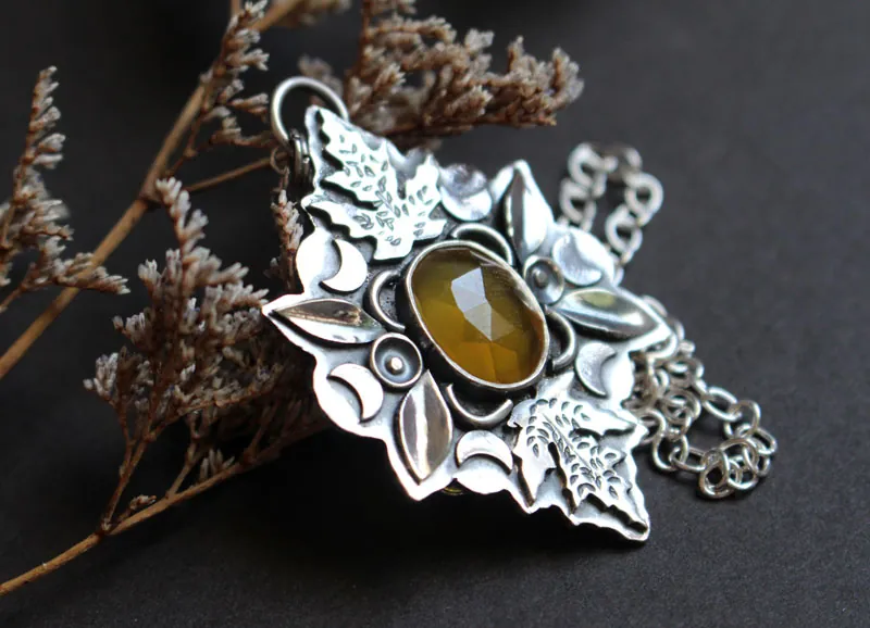 Cuna del otoño, collar hojas en plata y calcedonia amarilla