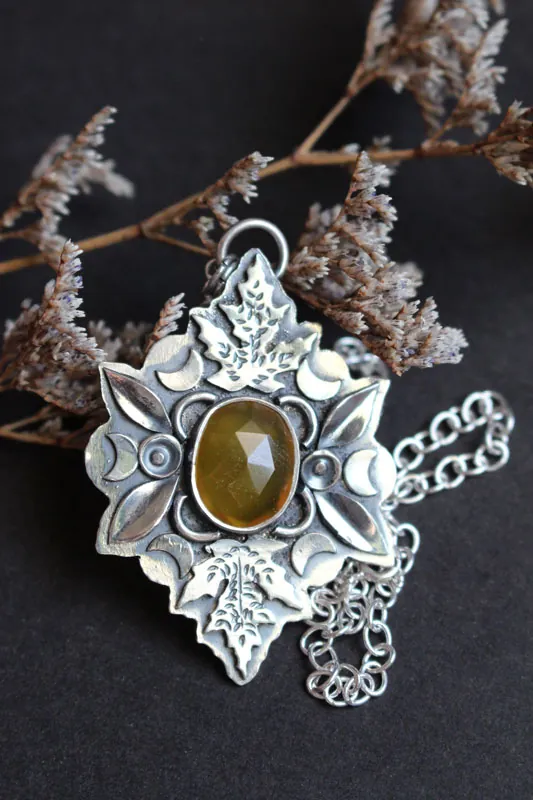 Cuna del otoño, collar hojas en plata y calcedonia amarilla