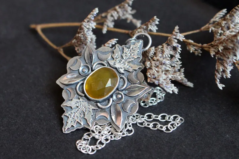 Cuna del otoño, collar hojas en plata y calcedonia amarilla