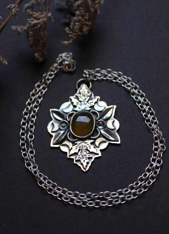 Cuna del otoño, collar hojas en plata y calcedonia amarilla