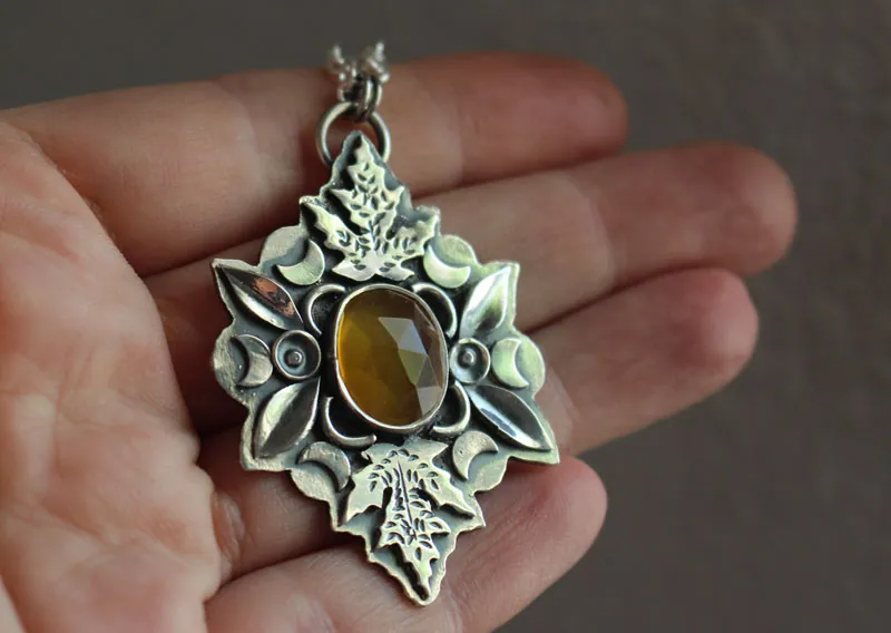 Cuna del otoño, collar hojas en plata y calcedonia amarilla