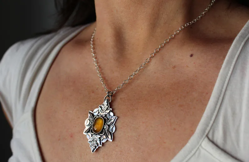 Cuna del otoño, collar hojas en plata y calcedonia amarilla