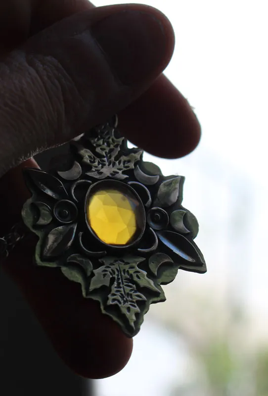 Cuna del otoño, collar hojas en plata y calcedonia amarilla