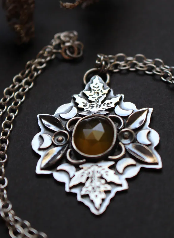 Cuna del otoño, collar hojas en plata y calcedonia amarilla