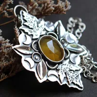 Cuna del otoño, collar hojas en plata y calcedonia amarilla