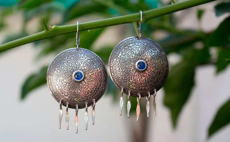 Dama del Lago, aretes volutas medievales en plata y zircón azul