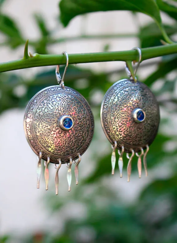 Dama del Lago, aretes volutas medievales en plata y zircón azul