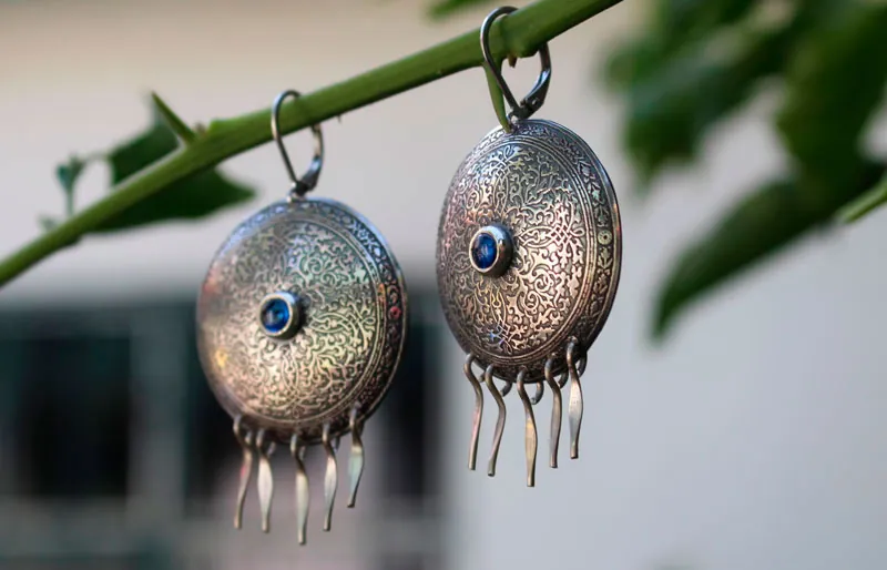 Dama del Lago, aretes volutas medievales en plata y zircón azul
