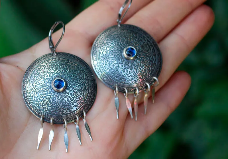 Dama del Lago, aretes volutas medievales en plata y zircón azul