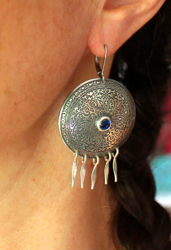 Dama del Lago, aretes volutas medievales en plata y zircón azul
