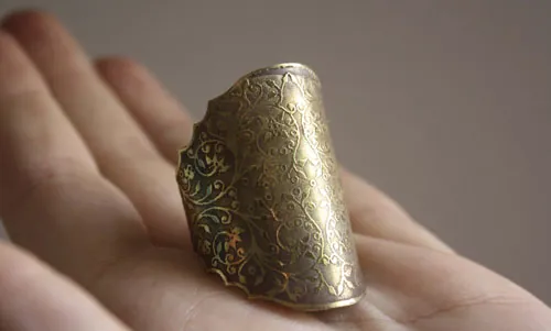 Dandy, anillo de elegancia barroca victoriana en latón