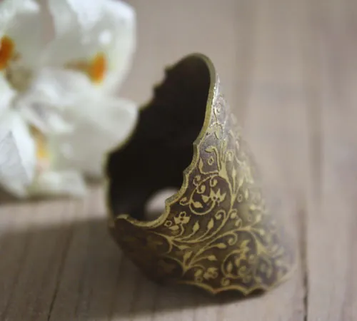 Dandy, anillo de elegancia barroca victoriana en latón