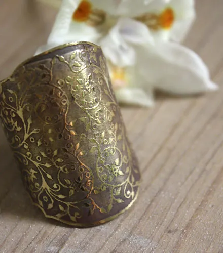 Dandy, anillo de elegancia barroca victoriana en latón