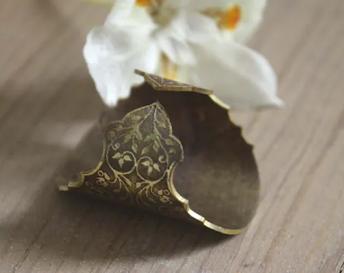 Dandy, anillo de elegancia barroca victoriana en latón