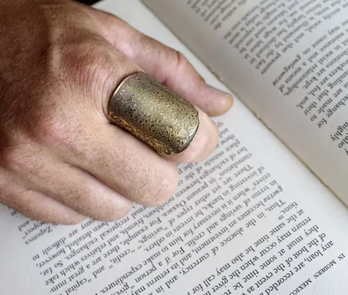 Dandy, anillo de elegancia barroca victoriana en latón