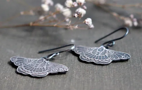 Danza nocturna, aretes mariposa nocturna en plata