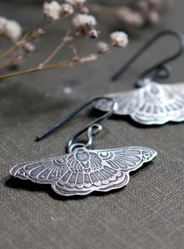 Danza nocturna, aretes mariposa nocturna en plata