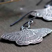 Danza nocturna, aretes mariposa nocturna en plata