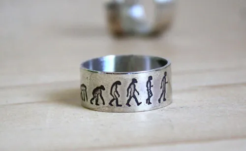 Darwin, anillo teoría de la evolución en plata