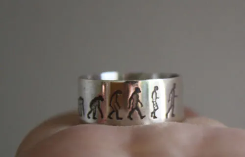 Darwin, anillo teoría de la evolución en plata