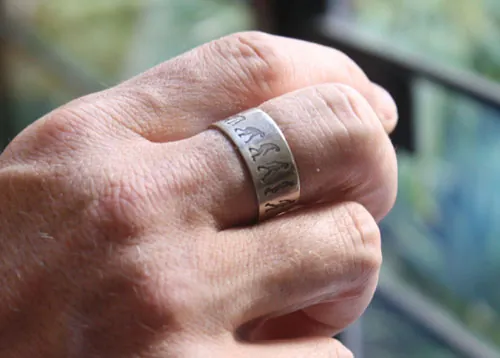 Darwin, anillo teoría de la evolución en plata