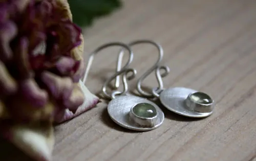 Daura, aretes redondos en plata con piedra de nacimiento personalizable (granate, amatista, aguamarina, piedra de luna, ónix, alejandrita, rubí, peridoto, zafiro, ópalo, citrino, turquesa)