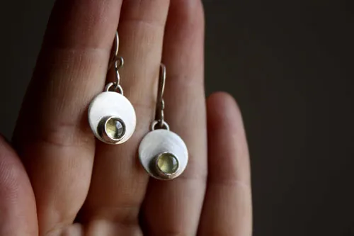 Daura, aretes redondos en plata con piedra de nacimiento personalizable (granate, amatista, aguamarina, piedra de luna, ónix, alejandrita, rubí, peridoto, zafiro, ópalo, citrino, turquesa)