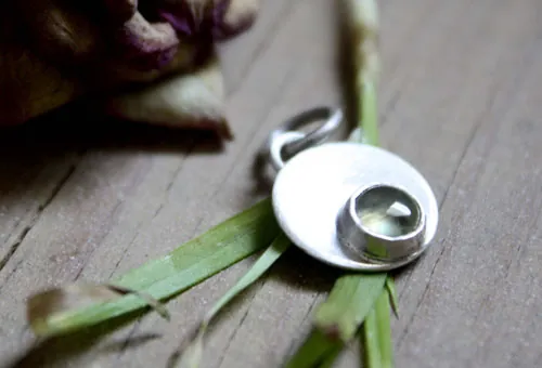 Daurai, dije redondo en plata y piedra de nacimiento (granate, amatista, aguamarina, piedra de luna, ónix, alejandrita, rubí, peridoto, zafiro, ópalo, citrino, turquesa)