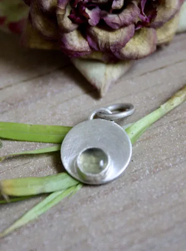 Daurai, dije redondo en plata y piedra de nacimiento (granate, amatista, aguamarina, piedra de luna, ónix, alejandrita, rubí, peridoto, zafiro, ópalo, citrino, turquesa)