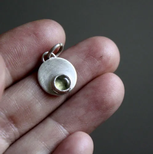Daurai, dije redondo en plata y piedra de nacimiento (granate, amatista, aguamarina, piedra de luna, ónix, alejandrita, rubí, peridoto, zafiro, ópalo, citrino, turquesa)