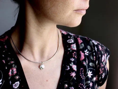 Daurai, dije redondo en plata y piedra de nacimiento (granate, amatista, aguamarina, piedra de luna, ónix, alejandrita, rubí, peridoto, zafiro, ópalo, citrino, turquesa)