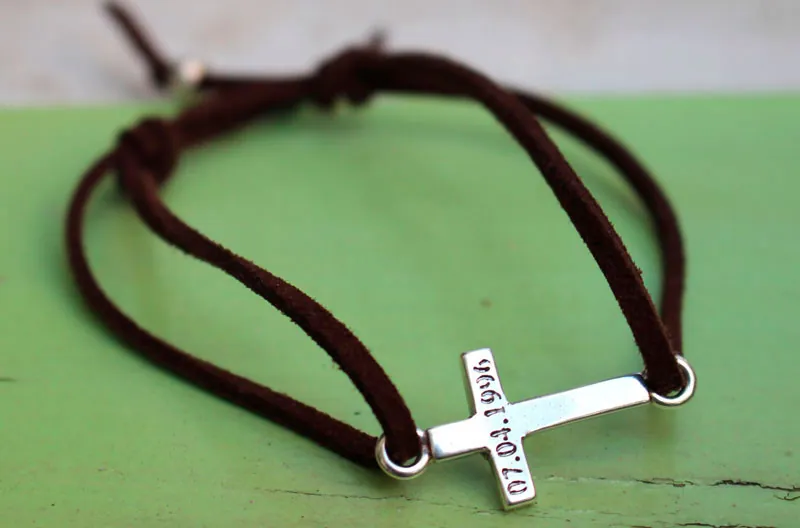 Decisión, pulsera con cruz grabada en plata y cordón de gamuza