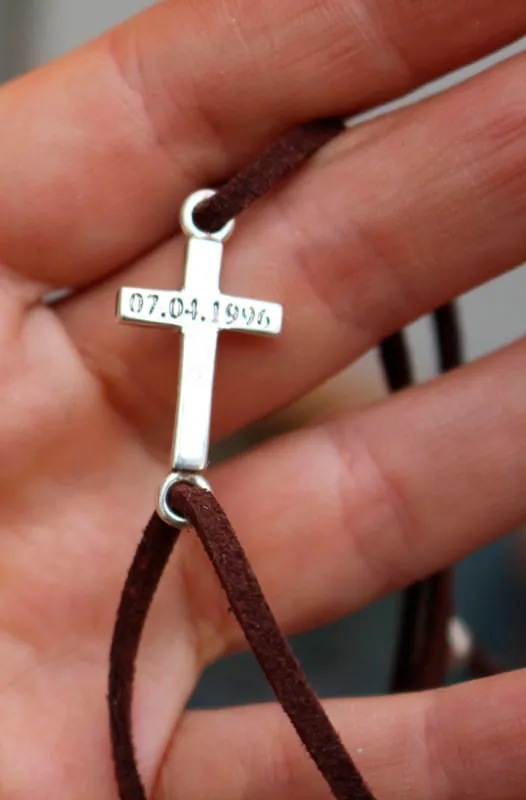 Decisión, pulsera con cruz grabada en plata y cordón de gamuza