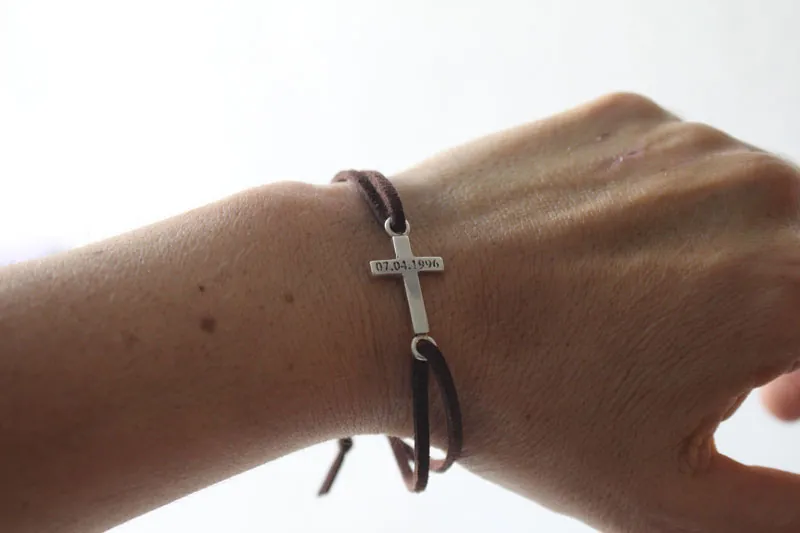 Decisión, pulsera con cruz grabada en plata y cordón de gamuza