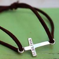 Decisión, pulsera con cruz grabada en plata y cordón de gamuza