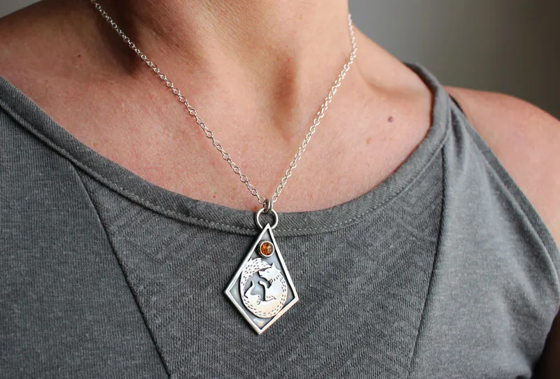 Dejarse guiar, collar zorro en plata y ámbar