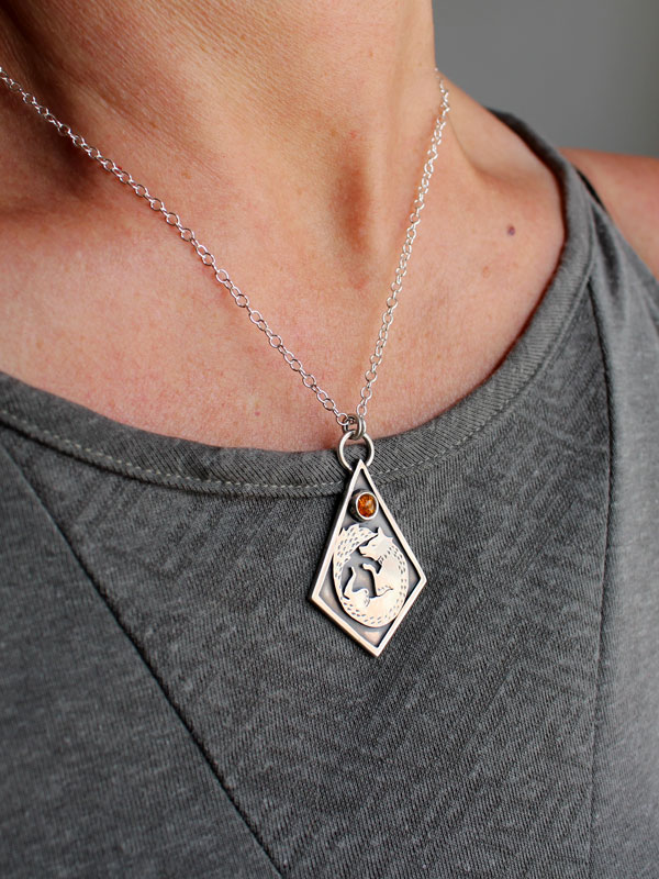 Dejarse guiar, collar zorro en plata y ámbar