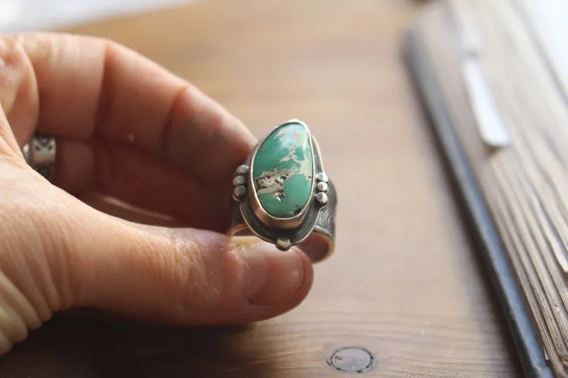 Dejarse llevar, anillo barco de origami en plata y turquesa de Nevada