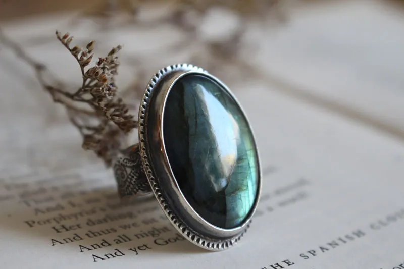 Del otro lado, anillo espejo y helecho en plata y labradorita