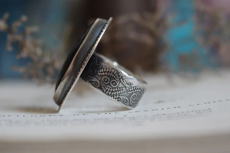 Del otro lado, anillo espejo y helecho en plata y labradorita