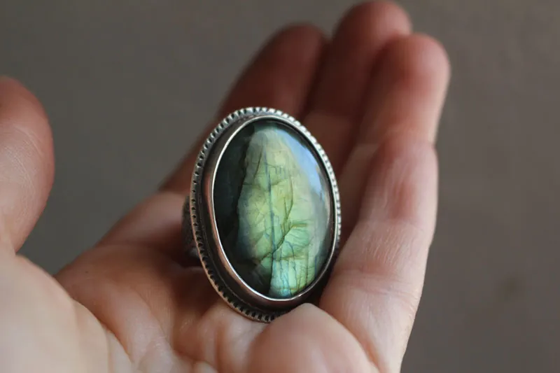 Del otro lado, anillo espejo y helecho en plata y labradorita